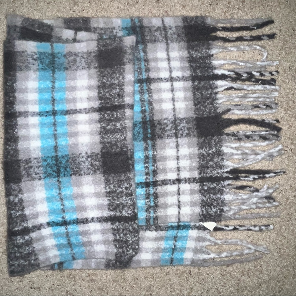 NEW WITH TAGS aerie blanket scarf